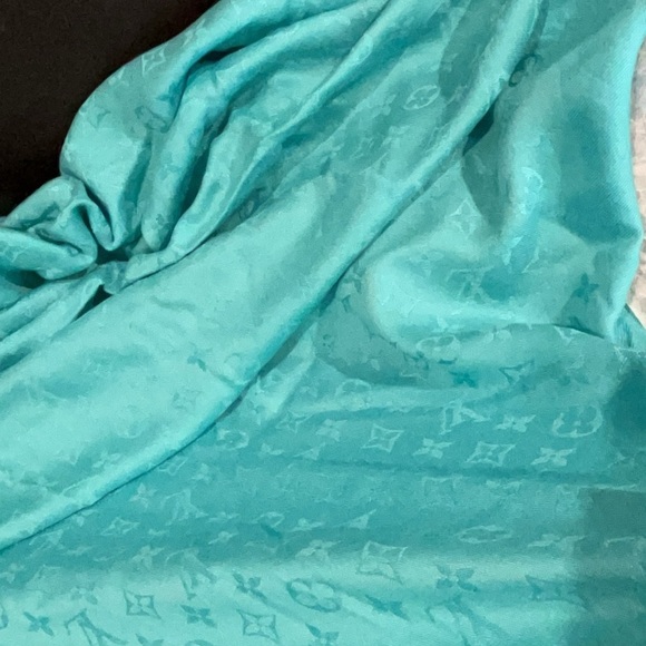 Louis Vuitton Chale Monogram Scarf. 140 x 140cm Fabric: 60% silk, 40% wool - Picture 8 of 8